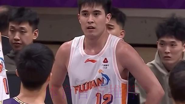 面对尼尔森 曾凌铉后撤步三分命中 面对尼尔森 曾凌铉后撤步三分命中