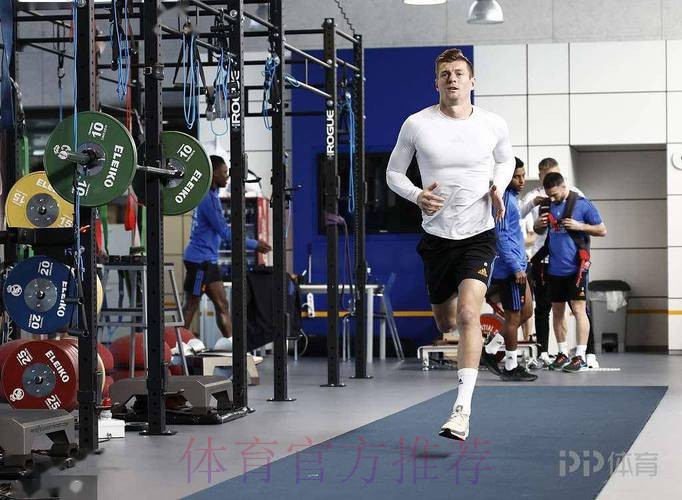 记者:克罗斯腿筋不适缺席训练 对巴黎或无法出场